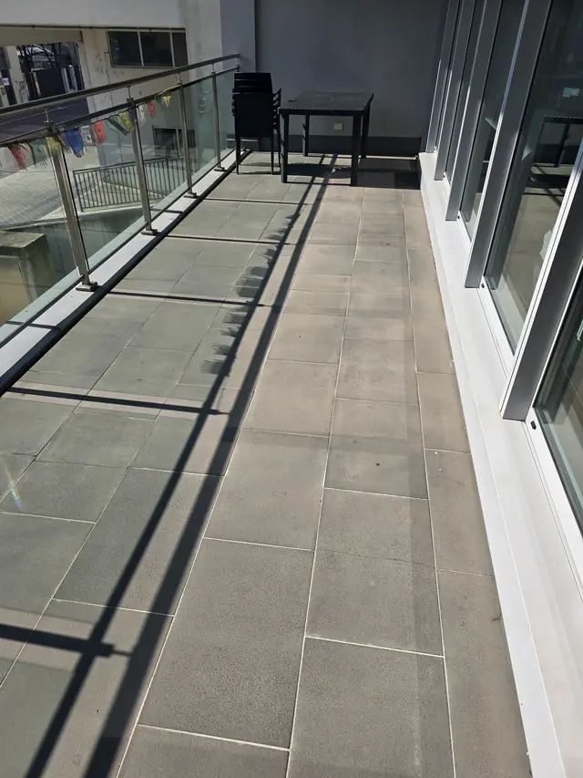 Lo stesso balcone pulito e asciutto