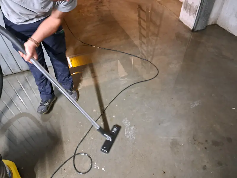 Lavaggio e aspirazione del pavimento di un garage