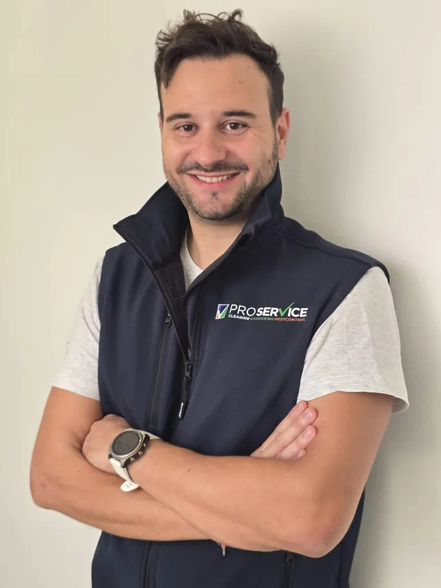 Simon Radoccia, Inhaber von Pro Service, in der Firmenweste