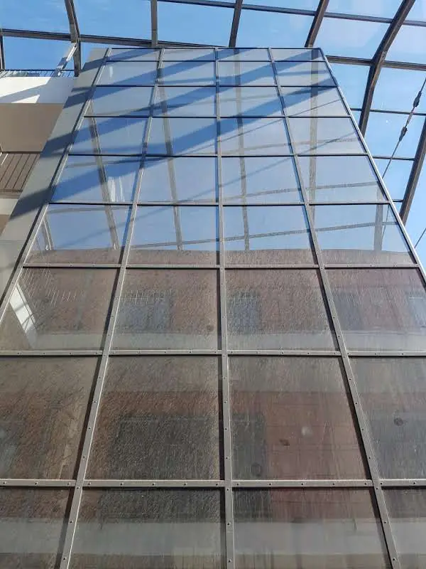 Large atrium glazing with dull panes